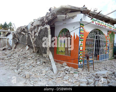 Zerstörte Gebäude in der Hafenstadt Jacmel, südlichen Haiti, 15. Januar 2010. Nach Not- und Entlastung Organisationen ist die Berichterstattung über die 16. Januar 2010 die Hälfte der Stadt in das jüngste Erdbeben zerstört worden. Ein Team der deutschen Hilfsorganisation "Diakonie Katastrophenhilfe" besucht Jacmel am 16. Januar berichtet, dass 35,000 Einwohner 5.000 in Emergen Unterschlupf gefunden hatte Stockfoto