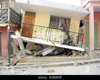 Zerstörte Gebäude und Vertriebenen Bürger in der Hafenstadt Jacmel, südlichen Haiti, 15. Januar 2010. Nach Not- und Entlastung Organisationen ist die Berichterstattung über die 16. Januar 2010 die Hälfte der Stadt in das jüngste Erdbeben zerstört worden. Ein Team der deutschen Hilfsorganisation "Diakonie Katastrophenhilfe" besucht Jacmel am 16. Januar berichtet, dass 35,000 Einwohner 5.000 f hatte Stockfoto