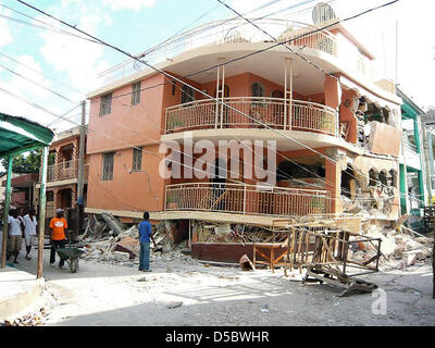 Zerstörte Gebäude und Vertriebenen Bürger in der Hafenstadt Jacmel, südlichen Haiti, 15. Januar 2010. Nach Not- und Entlastung Organisationen ist die Berichterstattung über die 16. Januar 2010 die Hälfte der Stadt in das jüngste Erdbeben zerstört worden. Ein Team der deutschen Hilfsorganisation "Diakonie Katastrophenhilfe" besucht Jacmel am 16. Januar berichtet, dass 35,000 Einwohner 5.000 f hatte Stockfoto