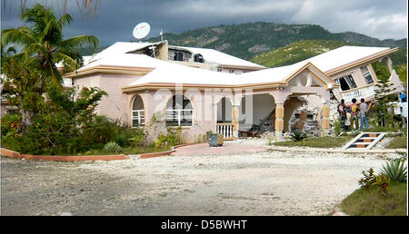 Zerstörte Gebäude und Vertriebenen Bürger in der Hafenstadt Jacmel, südlichen Haiti, 15. Januar 2010. Nach Not- und Entlastung Organisationen ist die Berichterstattung über die 16. Januar 2010 die Hälfte der Stadt in das jüngste Erdbeben zerstört worden. Ein Team der deutschen Hilfsorganisation "Diakonie Katastrophenhilfe" besucht Jacmel am 16. Januar berichtet, dass 35,000 Einwohner 5.000 f hatte Stockfoto