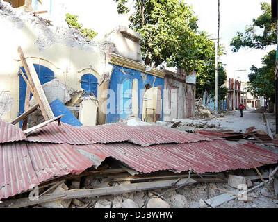 Zerstörte Gebäude und Vertriebenen Bürger in der Hafenstadt Jacmel, südlichen Haiti, 15. Januar 2010. Nach Not- und Entlastung Organisationen ist die Berichterstattung über die 16. Januar 2010 die Hälfte der Stadt in das jüngste Erdbeben zerstört worden. Ein Team der deutschen Hilfsorganisation "Diakonie Katastrophenhilfe" besucht Jacmel am 16. Januar berichtet, dass 35,000 Einwohner 5.000 f hatte Stockfoto