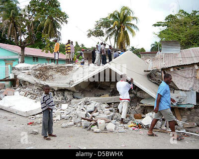 Zerstörte Gebäude und Vertriebenen Bürger in der Hafenstadt Jacmel, südlichen Haiti, 15. Januar 2010. Nach Not- und Entlastung Organisationen ist die Berichterstattung über die 16. Januar 2010 die Hälfte der Stadt in das jüngste Erdbeben zerstört worden. Ein Team der deutschen Hilfsorganisation "Diakonie Katastrophenhilfe" besucht Jacmel am 16. Januar berichtet, dass 35,000 Einwohner 5.000 f hatte Stockfoto