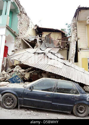 Zerstörte Gebäude und Vertriebenen Bürger in der Hafenstadt Jacmel, südlichen Haiti, 15. Januar 2010. Nach Not- und Entlastung Organisationen ist die Berichterstattung über die 16. Januar 2010 die Hälfte der Stadt in das jüngste Erdbeben zerstört worden. Ein Team der deutschen Hilfsorganisation "Diakonie Katastrophenhilfe" besucht Jacmel am 16. Januar berichtet, dass 35,000 Einwohner 5.000 f hatte Stockfoto