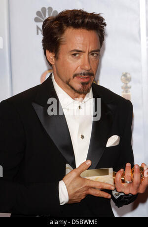 US-Schauspieler Robert Downey Jr., Sieger der besten Schauspieler in einer Bewegung Abbildung-Komödie / Drama Award für "Sherlock Holmes", stellt im Presseraum auf der 67. Golden Globe Awards in Los Angeles, USA, 17. Januar 2010. Die Golden Globes Ehre Exzellenz in Kino und Fernsehen. Foto: Hubert Boesl Stockfoto