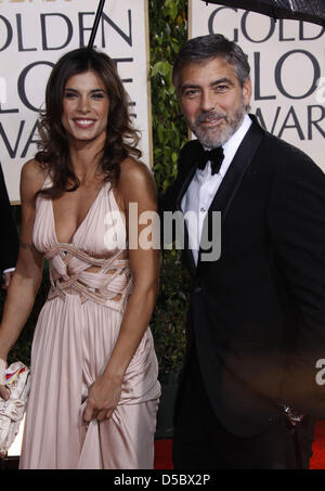 US-Schauspieler George Clooney und seine italienische Freundin Schauspielerin Elisabetta Canalis kommen für die 67. Golden Globe Awards in Los Angeles, USA, 17. Januar 2010. Die Globen ehren Spitzenleistungen in Kino und Fernsehen. Foto: Hubert Boesl Stockfoto