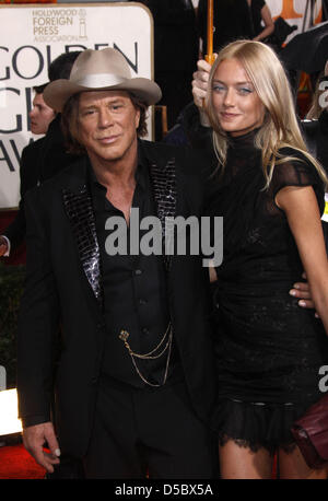 US-Schauspieler Mickey Rourke und einen weiblichen Gast kommen für die 67. Golden Globe Awards in Los Angeles, USA, 17. Januar 2010. Die Globen Ehre Exzellenz in Kino und Fernsehen. Foto: Hubert Boesl Stockfoto