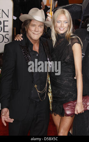 US-Schauspieler Mickey Rourke und einen weiblichen Gast kommen für die 67. Golden Globe Awards in Los Angeles, USA, 17. Januar 2010. Die Globen Ehre Exzellenz in Kino und Fernsehen. Foto: Hubert Boesl Stockfoto