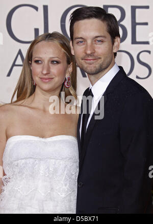 US-Schauspieler Tobey Maguire mit seiner Frau, US-Schmuckdesignerin Jennifer Meyer, kommen für die 67. Golden Globe Awards in Los Angeles, USA, 17. Januar 2010. Die Globen Ehre Exzellenz in Kino und Fernsehen. Foto: Hubert Boesl Stockfoto