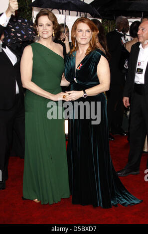 US-Schauspielerin Sigourney Weaver (L) und britische Produzent und Herzogin von York, Sarah Ferguson, kommen für die 67. Golden Globe Awards in Los Angeles, USA, 17. Januar 2010. Die Globen Ehre Exzellenz in Kino und Fernsehen. Foto: Hubert Boesl Stockfoto