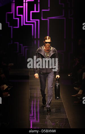 Ein Model geht auf dem Laufsteg tragen eine Kreation von Versace während der Milano Moda Uomo Herbst / Winter 2010/11, in Mailand, Italien, 18. Januar 2010. Die Herrenmode-Mode-Event läuft vom 16. bis 20. Januar 2010. Foto: Hendrik Ballhausen Stockfoto