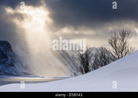 Wintersonne durch Wolken über Lofoten, Nordland, Norwegen, Europa Stockfoto