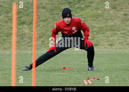 Jan Simak, Neuzugang bei deutschen Fußball Bundesligisten FSV Mainz 05, während das erste Training mit seinem neuen Team in Mainz, Deutschland, 20. Januar 2010. Simak übertragen von Bundesliga-Rivalen VfB Stuttgart. Foto: FREDRIK VON ERICHSEN Stockfoto