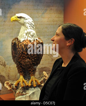 Ein Bediensteter der Porzellan-Manufaktur Meissen Augen eine Skulptur des US-Wappentier, ein Weißkopfseeadler, das ist Teil der Ausstellung anlässlich des 300. Jahrestages der Meissener Porzellan in Meissen, Deutschland, 20. Januar 2010. Die Ausstellung "Alle Nationen sind willkommen" ist die größte Sonderausstellung des Unternehmens und öffnet am 23. Januar 2010. Im Jahr 2008, die Manufaktur mit der "Cros Stockfoto