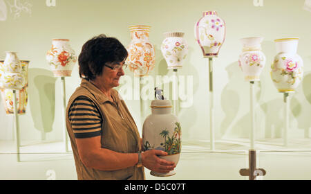 Ein Bediensteter der Porzellan-Manufaktur Meissen Augen eine Vase, die Bestandteil der Ausstellung anlässlich des 300. Jahrestages der Meissener Porzellan in Meissen, Deutschland, 20. Januar 2010 ist. Die Ausstellung "Alle Nationen sind willkommen" ist die größte Sonderausstellung des Unternehmens und öffnet am 23. Januar 2010. Im Jahr 2008 berichtete die Manufaktur mit der Marke "Gekreuzte Schwerter" Vertrieb vol Stockfoto