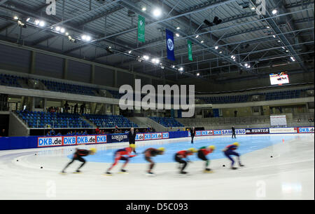 Teilnehmer der Männer der Vorlauf über 1500 m Kurve während der Shorttrack European Cup in der Freiberger Arena in Dresden, Deutschland, 22. Januar 2010. Vom 22. bis 24. Januar 2010 statt die kontinentalen Titel-Rennen. Sie gelten als einen abschließenden Test für die Olympischen Winterspiele in Vancouver, Kanada im Februar 2010. Foto: Thomas Eisenhuth Dpa/lsn Stockfoto