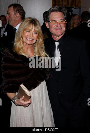 US Schauspieler Goldie Hawn(L) und Kurt Russell (R) an der 7. Annual lebenden Legenden der Luftfahrt Awards im Beverly Hilton Hotels in Los Angeles, ca., USA, 22. Januar 2010 teilnehmen. Foto: Hubert Boesl Stockfoto