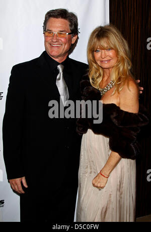 US Schauspieler Goldie Hawn(R) und Kurt Russell (L) an der 7. Annual lebenden Legenden der Luftfahrt Awards im Beverly Hilton Hotels in Los Angeles, ca., USA, 22. Januar 2010 teilnehmen. Foto: Hubert Boesl Stockfoto