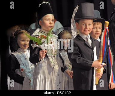 Jungen und Mädchen feiern den sorbischen brauch 'Praci Kwas', 'Vögel Hochzeit', im Kindergarten in Crostwitz bei Bautzen, Deutschland, 25. Januar 2010. Sie tragen traditionelle Kostüme und singen das Lied "The Birds Hochzeit" in Sorbisch. Jedes Jahr in der Nacht vom 25 Januar legte Kinder eine Platte auf der Fensterbank, die in den Morgen - den Vogel mit Gebäck und Süßigkeiten gefüllt werden Stockfoto