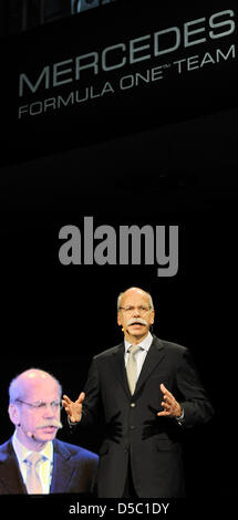 Vorstandsvorsitzender der Daimler AG und Leiter Mercedes-Benz Cars Dieter Zetsche hält eine Rede anlässlich der Präsentation des Formel 1-Team Mercedes GP Petronas im Mercedes-Benz Museum in Stuttgart, Deutschland, 25. Januar 2010. Foto: MARIJAN MURAT Stockfoto