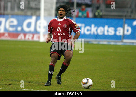 Nürnbergs Breno führt den Ball während der Bundesliga Spieltag 19 Krawatte FC Nürnberg Vs Eintracht Frankfurt im EasyCredit-Stadion in Nürnberg, 23. Januar 2010. Das Spiel endete 1: 1. Foto: Daniel Karmann Stockfoto