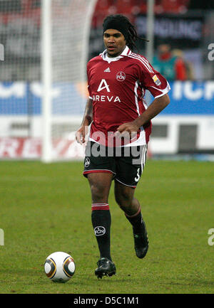 Nürnbergs Breno führt den Ball während der Bundesliga Spieltag 19 Krawatte FC Nürnberg Vs Eintracht Frankfurt im EasyCredit-Stadion in Nürnberg, 23. Januar 2010. Das Spiel endete 1: 1. Foto: Daniel Karmann Stockfoto