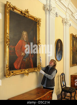 In den Museen der Stadt stellt Mitarbeiter Antje Kirschner ein 2009 restaurierten Porträt von Friedrich August II von Sachsen mit dem dänischen Auftrag des Elefanten von 1710. Im letzten Jahr konnten über 20 Exponate der Museen für 65.000 Euro wiederhergestellt werden. Foto: Matthias Hiekel Stockfoto