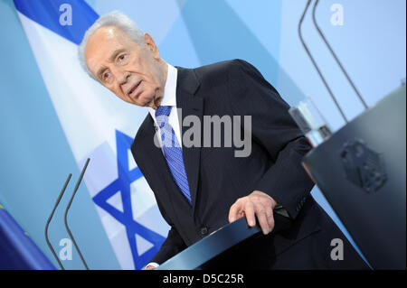 Israels Präsident Shimon Peres gibt eine Pressekonferenz im Kanzleramt in Berlin, Deutschland, 26. Januar 2010. Peres ist eine dreitägige Staatsbesuch in Deutschland und spricht im Bundestag anlässlich des Holocaust-Gedenktags am 27. Januar 2010. Foto: ARNO BURGI Stockfoto