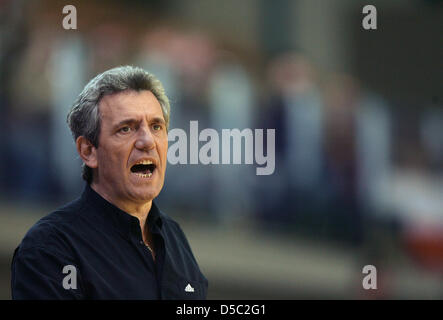 Französischer Trainer Claude Onesta abgebildet an der Seitenlinie während der Handball Euro 2010 Gruppe 2 wichtigsten Runde Spiel Slowenien Vs Frankreich in Innsbruck, Österreich, 26. Januar 2010. Foto: Jens Wolf Stockfoto