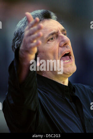 Französischer Trainer Claude Onesta abgebildet an der Seitenlinie während der Handball Euro 2010 Gruppe 2 wichtigsten Runde Spiel Slowenien Vs Frankreich in Innsbruck, Österreich, 26. Januar 2010. Foto: Jens Wolf Stockfoto