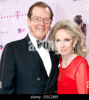 Der britischen Schauspieler Roger Moore Und Seine Frau Kristina Tholstrup Posieren bin Dienstag (26.01.10) Im Hotel Bayerischer Hof in München (Bayern) Im Rahmen der Verleihung des Deutschen Entertainment Preises Diva Auf Dem Roten Teppich. Der Siebenfache James-Bond-Monia Roger Moore ist bin Dienstag in München Mit Dem Deutschen Entertainment-Preis Diva Ausgezeichnet Worden. ( Stockfoto