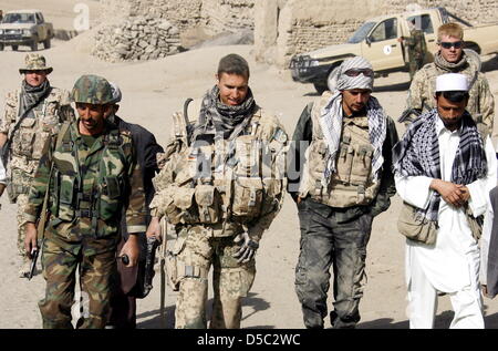 Datei - Datei Bild datiert 5. Oktober 2008 zeigt Bundeswehrsoldaten, die zusammen mit Soldaten der afghanischen nationalen Armee ANA am Camp Mike Spann in der Nähe von Mazari Sharif, Afghanistan zu arbeiten. Bundeskanzlerin Merkel versicherte die Unterstützung für die internationalen Truppen nach dem geplanten Rückzug der Bundeswehr aus Afghanistan bis 2014. Die Zahl der deutschen Soldaten werden erhöhte b Stockfoto