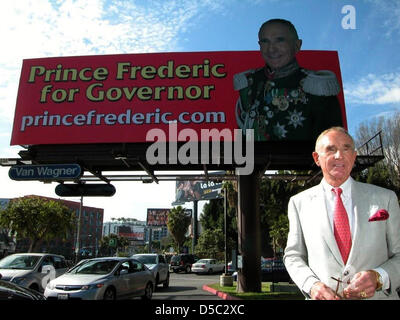Prinz Frederic von Anhalt, Herzog von Sachsen und Ehemann der Schauspielerin Zsa Zsa Gabor, kündigt seine Absicht für den Gouverneur von Kalifornien auf einer Pressekonferenz in Los Angeles, Kalifornien, USA, 25. Januar 2010 laufen. Prinz Frederic statt seiner Ankündigung Presser vor eine Plakatwand am Sunset Boulevard. Foto: Paul Buck Stockfoto