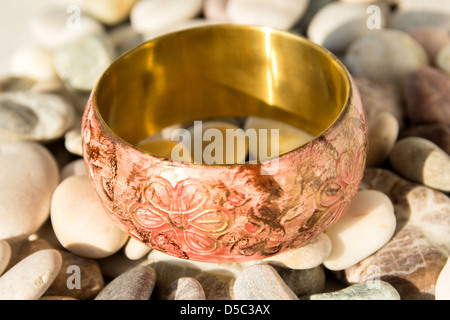 Armband aus Indien am Meer Peblrs hautnah. Stockfoto