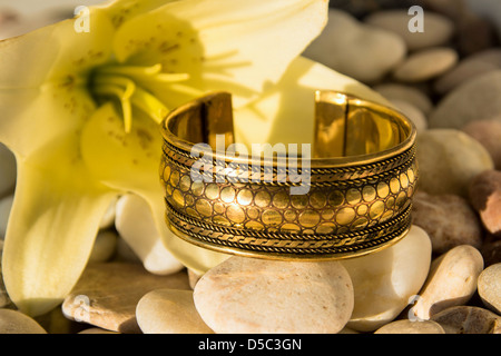 Armband aus Indien am Meer Peblrs hautnah. Stockfoto