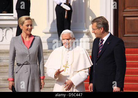 Bettina Wulff, Papst Benedict XVI und Christian Wulff an die offizielle militärische Grüße für den Papst im Schloss Schloss Bellevue Stockfoto