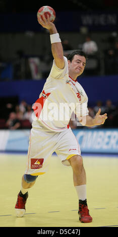 Handball-Europameisterschaft in Österreich: bin Samstag (30.01.2010) in Wien. Spiel um Platz 5, Dänemark - Spanien Der Spanier Iker Romero Beim Strafwurf. Foto: Jens Wolf dpa Stockfoto