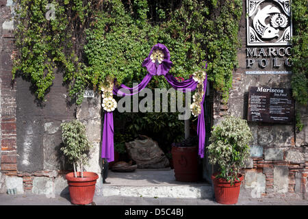 Oaxaca de Juárez, Mexiko. 27. März 2013.  Eingang zum Gartenrestaurant drapiert mit Trauer Crepe und Rosetten bedeutet Karwoche; Oaxaca de Juárez, Mexiko, 27. März 2013 Stockfoto