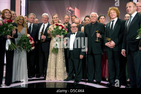 Die Preisträger Senta Berger (l-R), Sylvie van der Vaart, Laudator Und Schauspieler Michael Douglas, Sowie die Preisträger Richard Gere, Diane Kruger, Smudo, Michi Beck Und Thomas D. von der Band sterben Fanstastischen Vier, der U.S.-Schauspieler Danny DeVito, Showlegende Joachim "Blacky" Fuchsberger, der Sänger Mick Hucknall Und der Schauspieler Heino Ferch Stehen bin Samstag (30.01.2010 Stockfoto