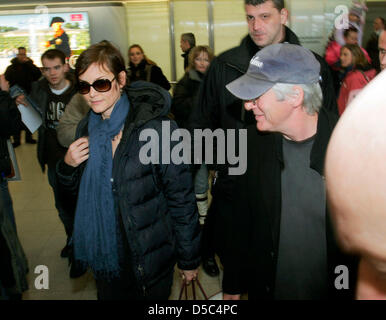 US-Schauspieler Richard Gere (2-R) und seine Frau Carey Lowell kommen am Flughafen Tegel in Berlin, Deutschland, 30. Januar 2010. Foto: XAMAX Stockfoto