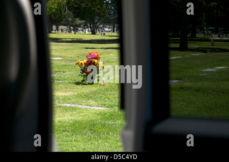 Blumen auf einem Friedhof in einem Fahrzeug zu sehen. Stockfoto