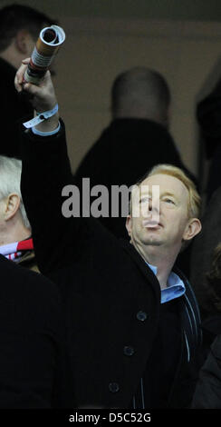 Marijn Dekkers (R), Vorstandsvorsitzender der Bayer AG, benannt besucht die deutschen Bundesligaspiel Bayer 04 Leverkusen V SC Freiburg im Stadion BayArena Leverkusen, Deutschland, 31. Januar 2010. Foto: Julian Stratenschulte Stockfoto