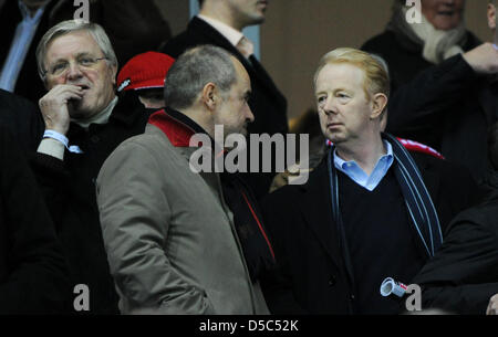 Marijn Dekkers (R), Vorstandsvorsitzender der Bayer AG, benannt besucht die deutschen Bundesligaspiel Bayer 04 Leverkusen V SC Freiburg im Stadion BayArena Leverkusen, Deutschland, 31. Januar 2010. Foto: Julian Stratenschulte Stockfoto