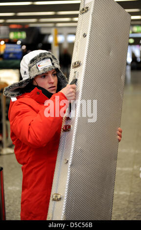 Deutsche Biathletin Andrea Henkel Warteschlangen an den Flughafen Frankfurt Main, Deutschland, 1. Februar 2010 Check-in. Sie ausziehen für Olympiade Vancouver 2010, vom 12. bis 28. Februar stattfinden. Foto: Arne Dedert Stockfoto