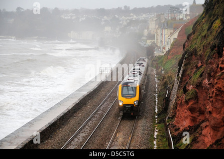 Cross Country trainiert Voyager Zug vorbei an den berühmten Deich in Dawlish bei einem Wintersturm Stockfoto