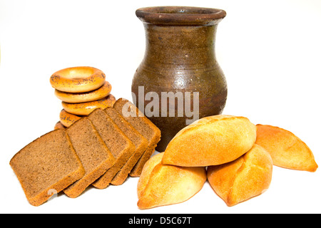 Traditionelles Gebäck und Brot zu trinken (Kwas) im Tonkrug isoliert auf weißem Hintergrund Stockfoto