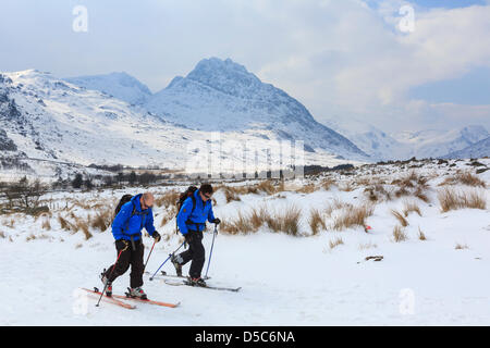 Ogwen Valley, North Wales, UK, Donnerstag, 28. März 2013. Langläufer mit dem Kopf nach oben in die Carneddau Berge von Snowdonia National Park. Die Region hat für die Jahreszeit ungewöhnlich kalten Wetter und starker Schneefall für Frühjahr erstellen winterlichen Bedingungen für das Osterwochenende Credit: realimage/Alamy Live News erfahrene Stockfoto