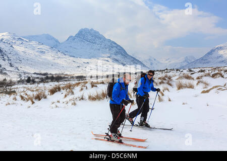 Ogwen Valley, North Wales, UK, Donnerstag, 28. März 2013. Überqueren Sie Land Skifahrer Kopf bis in die Carneddau Berge von Snowdonia-Nationalpark. Die Region hat ungewöhnlich kalten Wetter und starker Schneefall für Ende März winterliche Bedingungen für das Osterwochenende erlebt. Stockfoto