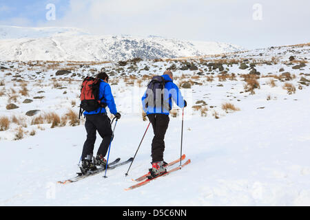 Ogwen Valley, North Wales, UK, Donnerstag, 28. März 2013. Überqueren Sie Land Skifahrer Kopf bis in die Carneddau Berge von Snowdonia-Nationalpark. Die Region hat ungewöhnlich kalten Wetter und starker Schneefall für Ende März winterliche Bedingungen für das Osterwochenende erlebt. Stockfoto