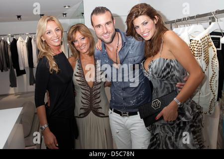 Gäste, Philipp Plein, Teodora Rutigliano bei Shop-Eröffnung von Philipp Plein. Cannes, Frankreich - 07.08.2011. Stockfoto