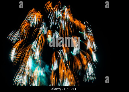 mehreren Feuerwerk gegen einen schwarzen Himmel Stockfoto